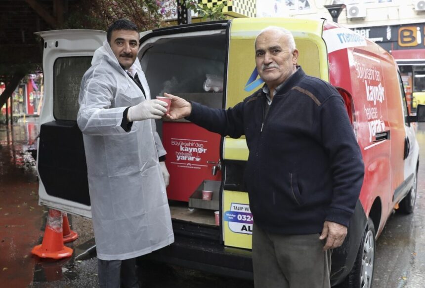 Mersin Büyükşehir Belediyesi, soğuk havada vatandaşlara geleneksel kaynar ikramında bulunarak sıcaklık sağladı.