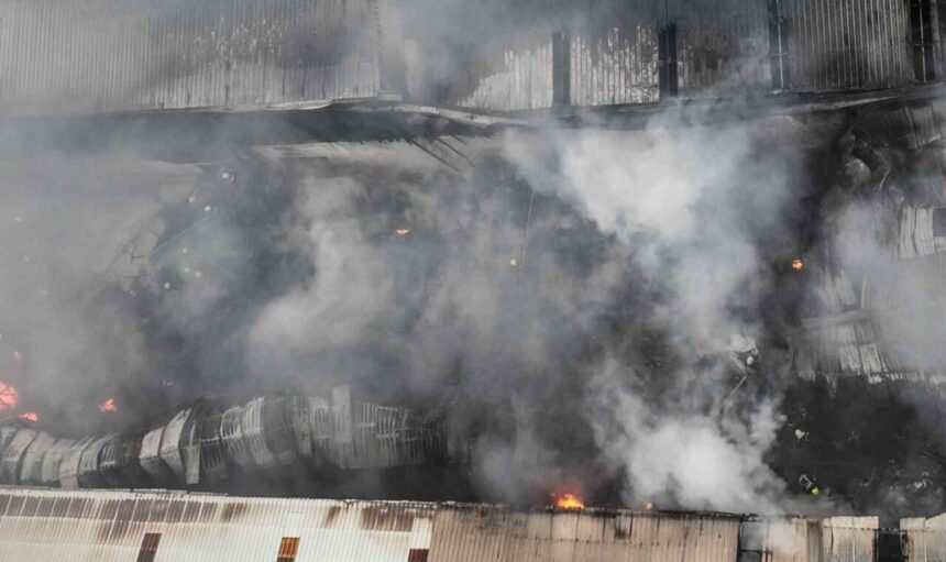 Mersin’de geri dönüşüm tesisinde patlak veren yangın, çok sayıda ekip tarafından kontrol altına alındı. Mersin’de geri dönüşüm tesisinde patlak veren yangın, çok sayıda ekip tarafından kontrol altına alındı.