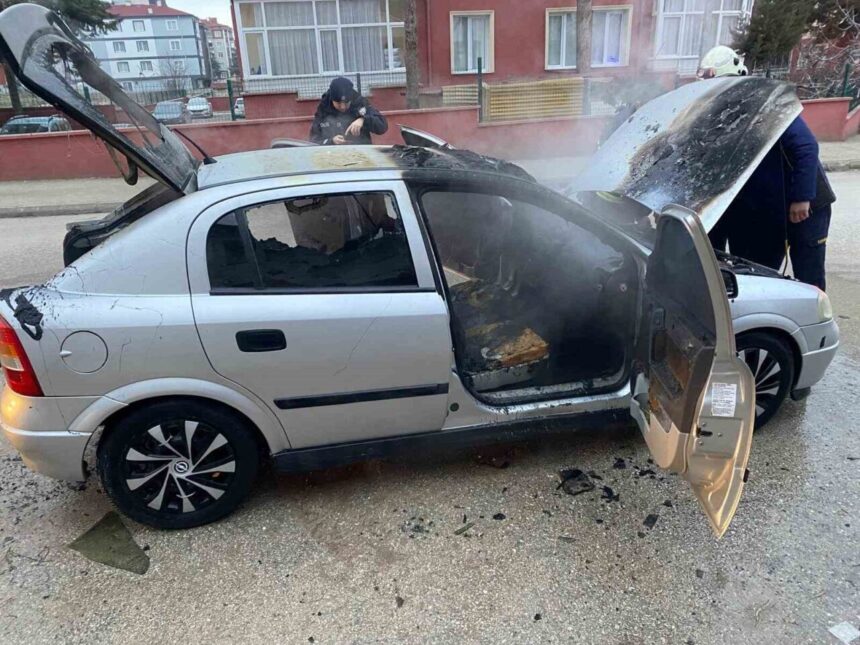 Merzifon’da park halindeki otomobilin motoru alev aldı, araç kullanılmaz hale geldi. Merzifon’da park halindeki otomobilin motoru alev aldı, araç kullanılmaz hale geldi.