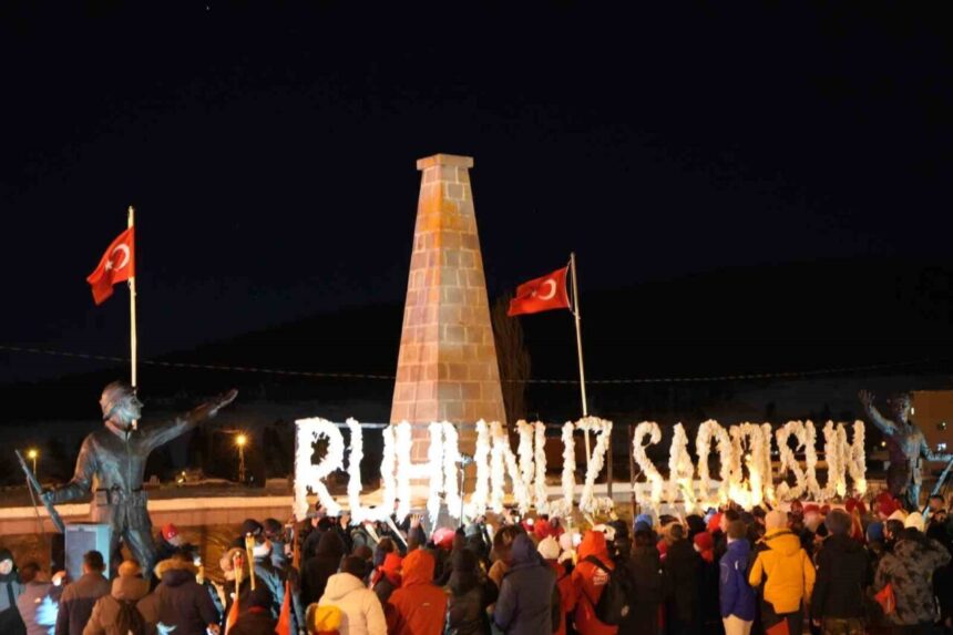 Kars’ta 111 yıl önceki Sarıkamış Harekatı’nda şehit düşen askerler için meşale yürüyüşü düzenlendi.