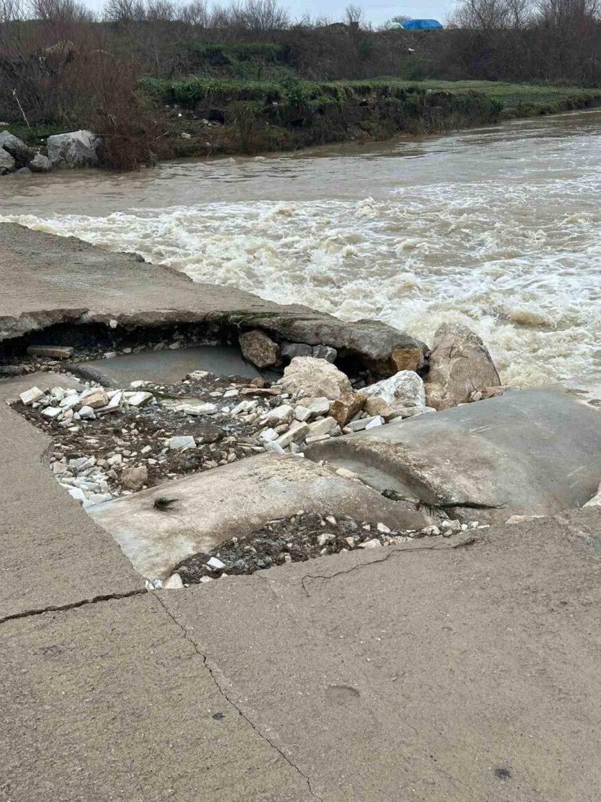 Yamanlı Mahallesi’ndeki köprünün hasarı, vatandaşları endişeye sevk ediyor. Yamanlı Mahallesi’ndeki köprünün hasarı, vatandaşları endişeye sevk ediyor.