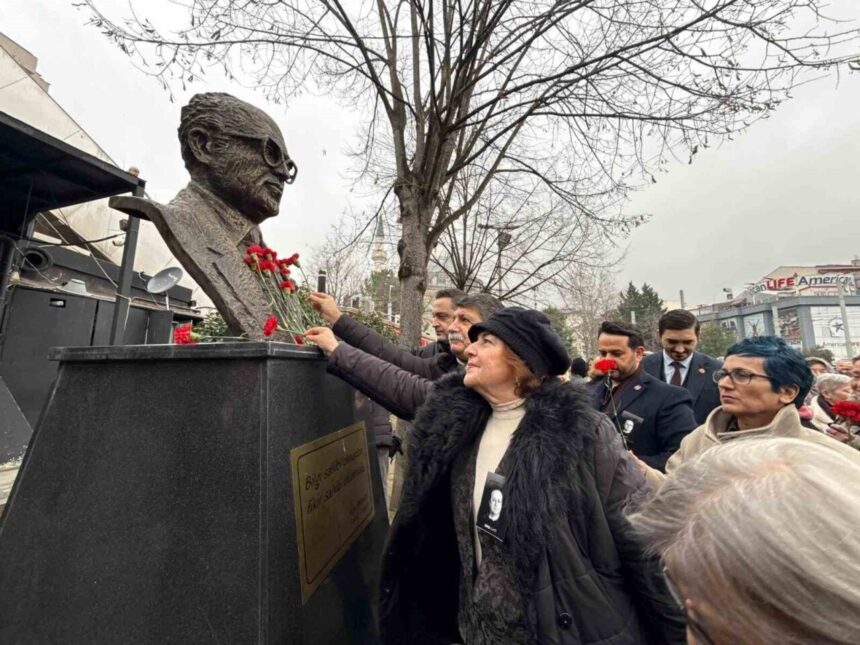 Uğur Mumcu, suikasta uğramasının 33. yılında Kocaeli’de anılarak, meslektaşları karanfil bıraktı. Uğur Mumcu, suikasta uğramasının 33. yılında Kocaeli’de anılarak, meslektaşları karanfil bıraktı.