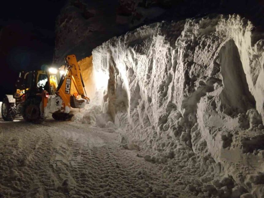 Meteoroloji 15. Bölge Müdürlüğü, Siirt, Diyarbakır, Şırnak ve Batman için çığ tehlikesi uyarısı yaptı. Meteoroloji 15. Bölge Müdürlüğü, Siirt, Diyarbakır, Şırnak ve Batman için çığ tehlikesi uyarısı yaptı.