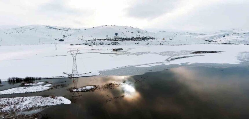 Meteoroloji, Erzurum, Erzincan ve Bayburt çevrelerinde kuvvetli kar yağışı bekliyor. Meteoroloji, Erzurum, Erzincan ve Bayburt çevrelerinde kuvvetli kar yağışı bekliyor.