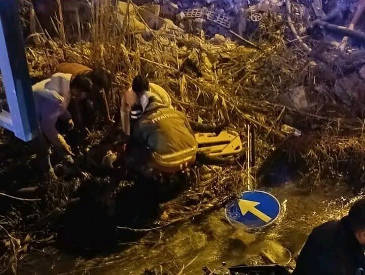 Hatay’da minibüsle çarpışan motosiklet su kanalına devrildi; 2 kişi yaralandı. Hatay’da minibüsle çarpışan motosiklet su kanalına devrildi; 2 kişi yaralandı.