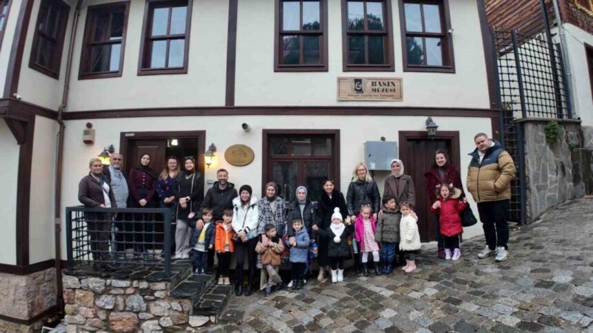 Kocaeli’de minik öğrenciler, 10 Ocak Çalışan Gazeteciler Günü için Basın Müzesi’ni gezdi. Kocaeli’de minik öğrenciler, 10 Ocak Çalışan Gazeteciler Günü için Basın Müzesi’ni gezdi.