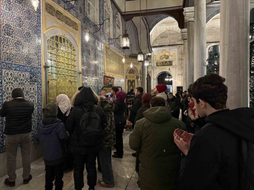 İstanbul’da Miraç Kandili için Eyüp Sultan Camii’ne yoğun ilgi gösterildi. İstanbul’da Miraç Kandili için Eyüp Sultan Camii’ne yoğun ilgi gösterildi.