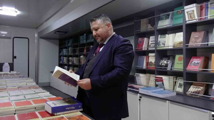 Türk Tarih Kurumu’nun mobil kitap aracı Çankırı’da büyük ilgiyle karşılandı. Türk Tarih Kurumu’nun mobil kitap aracı Çankırı’da büyük ilgiyle karşılandı.