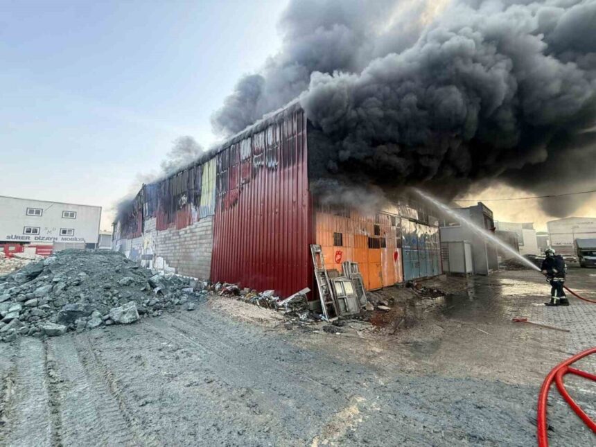 Hatay’daki mobilya atölyesinde yangın çıktı, itfaiye müdahalesiyle çevre korundu. Hatay’daki mobilya atölyesinde yangın çıktı, itfaiye müdahalesiyle çevre korundu.
