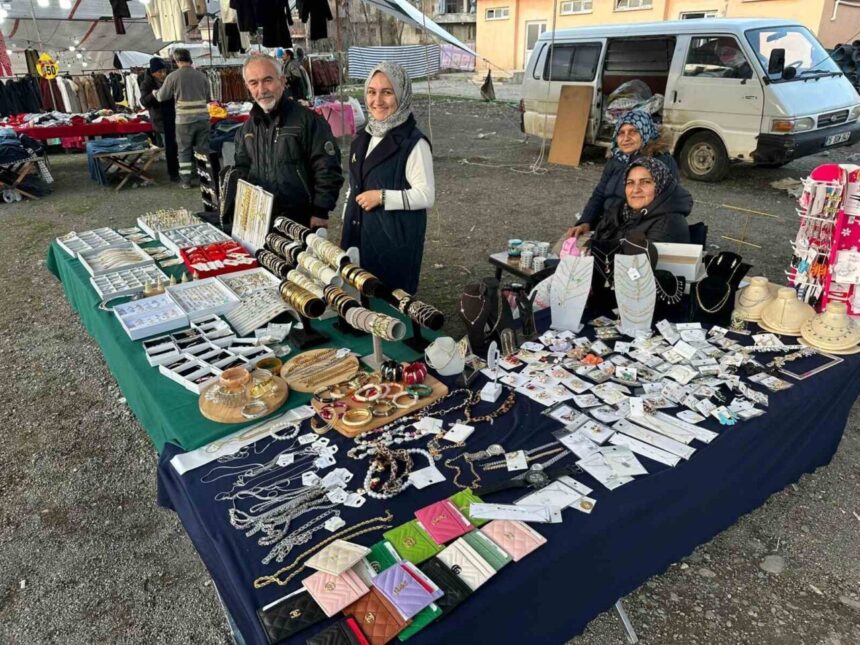 Alaplı’daki Mollabey köyünde kurulan ucuzluk pazarı, vatandaşların yoğun ilgisini çekiyor. Alaplı’daki Mollabey köyünde kurulan ucuzluk pazarı, vatandaşların yoğun ilgisini çekiyor.
