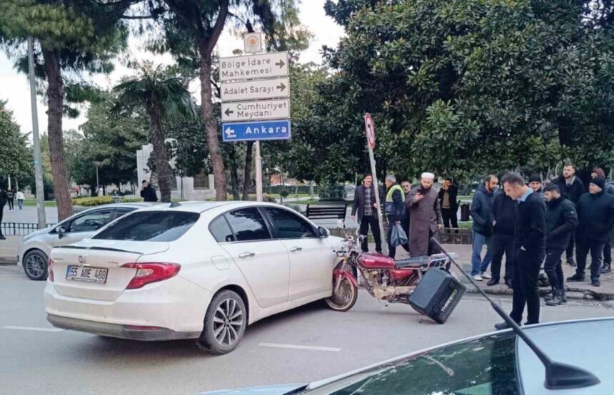 Samsun’da trafik kazasında motosiklet otomobilin içerisine girdi.