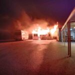 Mudanya’daki minibüs duraklarında çıkan yangında 20 minibüs alevlerden zar zor korundu.