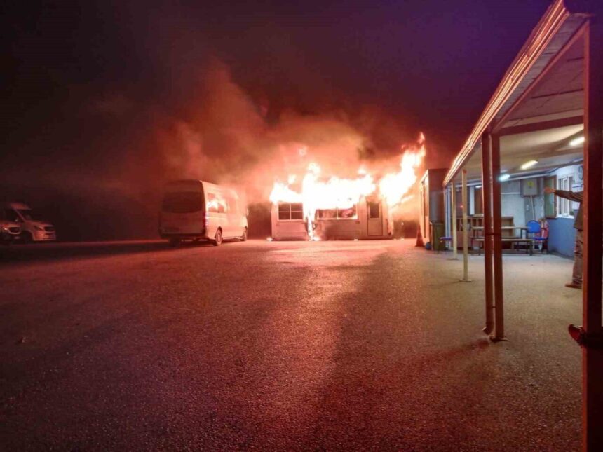 Mudanya’daki minibüs duraklarında çıkan yangında 20 minibüs alevlerden zar zor korundu. Mudanya’daki minibüs duraklarında çıkan yangında 20 minibüs alevlerden zar zor korundu.