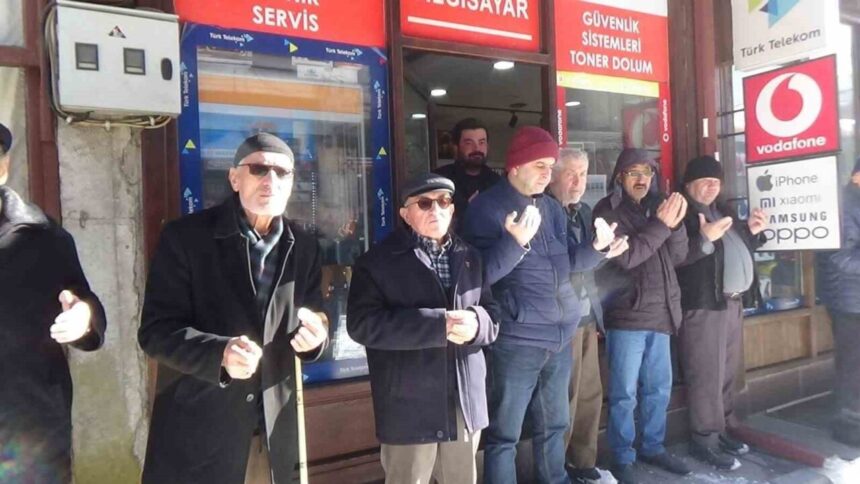 Mudurnu’da soğuk havaya rağmen süregelen esnaf duası geleneği devam etti.
