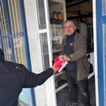 Muğla Büyükşehir Belediyesi, Türk bayrağına yapılan saldırının ardından bayrak dağıtımı yaptı.