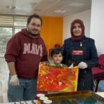 Menteşe’de “Okullar Merkezimizde” etkinliği kapsamında aileler, ebru sanatıyla tanıştı.