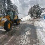 Muğla Belediyesi, yüksek kesimlerdeki kar yağışı nedeniyle ulaşımı sağlamak için karla mücadele çalışmalarını sürdürüyor.
