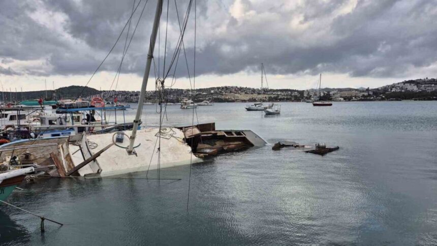 Bodrum’da kuvvetli rüzgar yelkenli bir tekneyi yarı batık hale getirdi.