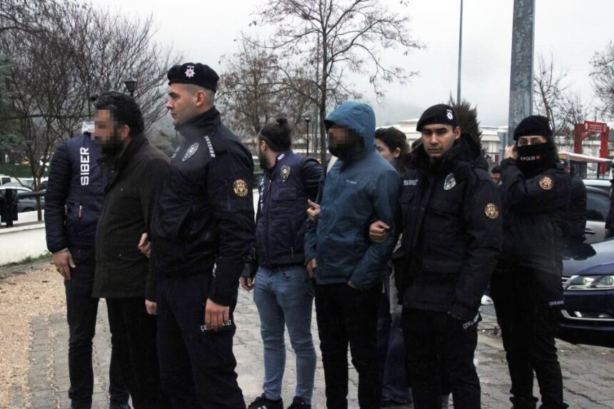 Muğla’da sosyal medya sayfasına hakaret suçlamasıyla yürütülen soruşturmada 9 kişi gözaltına alındı, 2’si tutuklandı. Muğla’da sosyal medya sayfasına hakaret suçlamasıyla yürütülen soruşturmada 9 kişi gözaltına alındı, 2’si tutuklandı.