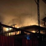 Fethiye’de ahşap tekne yangını, itfaiye ekiplerinin müdahalesiyle kontrol altına alınmaya çalışılıyor.