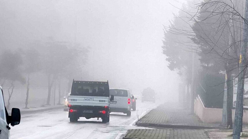 Menteşe’de yoğun sis, günlük yaşam ve ulaşımı olumsuz etkiledi. Sürücüler zor anlar yaşadı. Menteşe’de yoğun sis, günlük yaşam ve ulaşımı olumsuz etkiledi. Sürücüler zor anlar yaşadı.