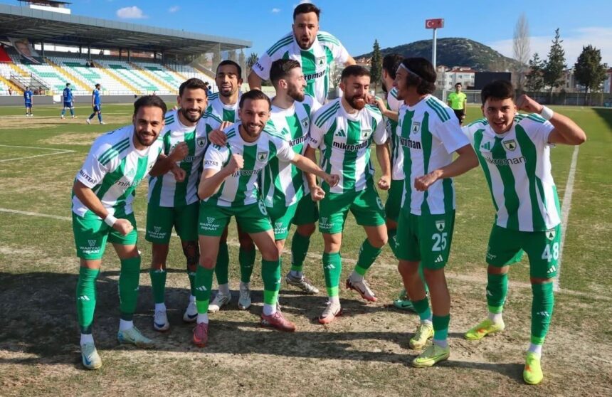 Muğlaspor, TFF 2. Lig Beyaz Grup’ta en az gol yiyen takım olarak dikkatleri çekiyor. Muğlaspor, TFF 2. Lig Beyaz Grup’ta en az gol yiyen takım olarak dikkatleri çekiyor.