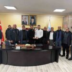 Eğil’de muhtarlar, 10 Ocak İdareciler Günü dolayısıyla Başkan Fırat Seydaoğlu’na plaket sundu.