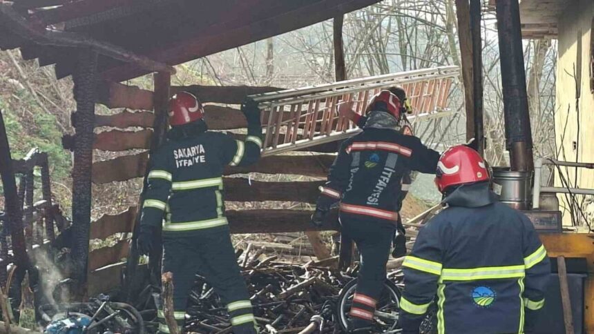 Akyazı’da odunlukta çıkan yangın itfaiye tarafından büyümeden söndürüldü. Akyazı’da odunlukta çıkan yangın itfaiye tarafından büyümeden söndürüldü.