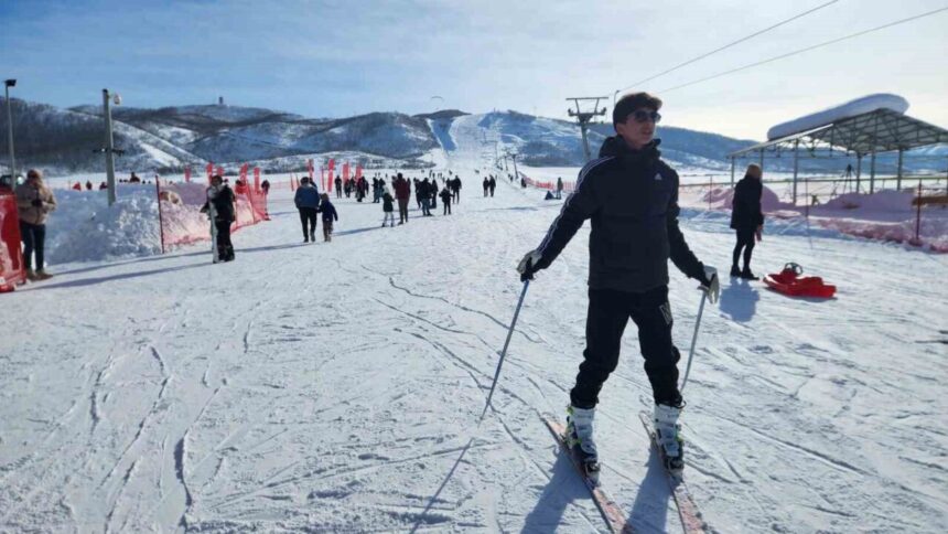 Ovacık Kayak Spor Tesisi, yeni kış sezonunu düzenlenen açılışla başlattı. Ovacık Kayak Spor Tesisi, yeni kış sezonunu düzenlenen açılışla başlattı.