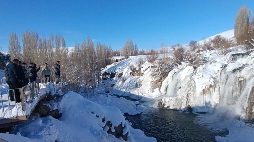 Muradiye Şelalesi, dondurucu havalarda soğuk nedeniyle buzla kaplanarak görsel bir şölen sundu.