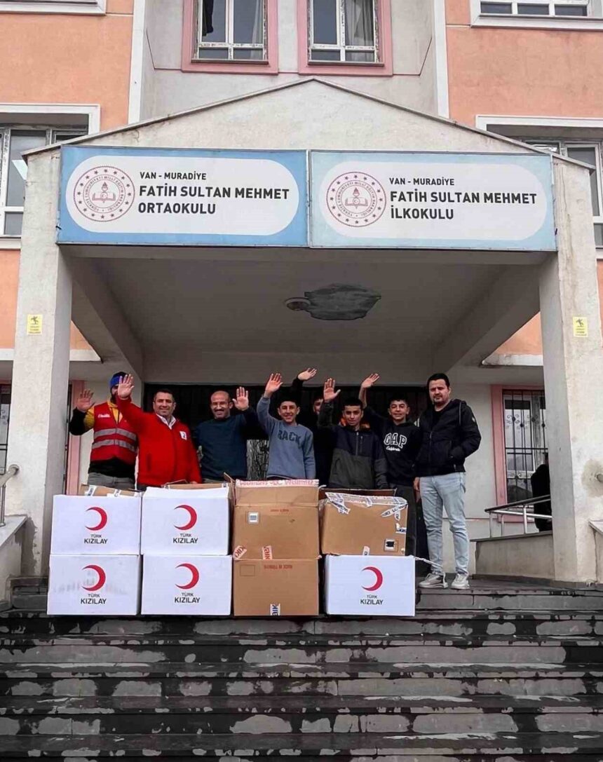 Türk Kızılayı, Muradiye’deki öğrencilere 16 bin adet giysi yardımı yaptı.