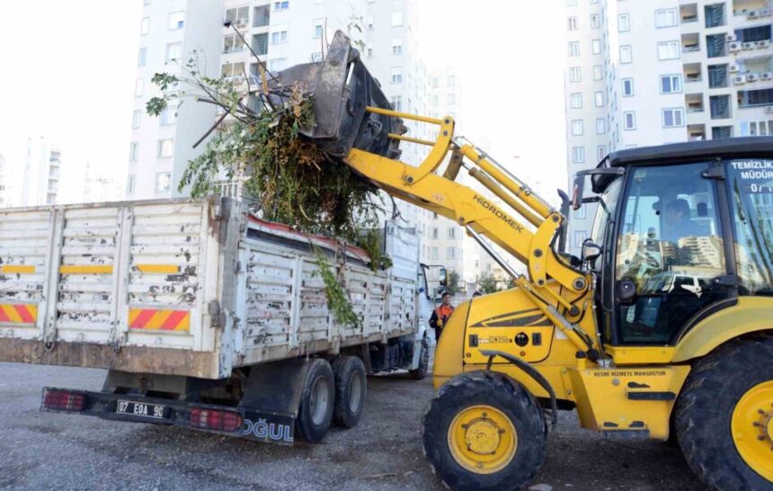 Muratpaşa Belediyesi, çevre kirliliği nedeniyle 162 kişi ve 71 işletmeye 1.4 milyon lira ceza kesti.
