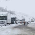 Muş-Bingöl yolunda yoğun kar nedeniyle mahsur kalan 60 araçtaki 140 kişi kurtarıldı.
