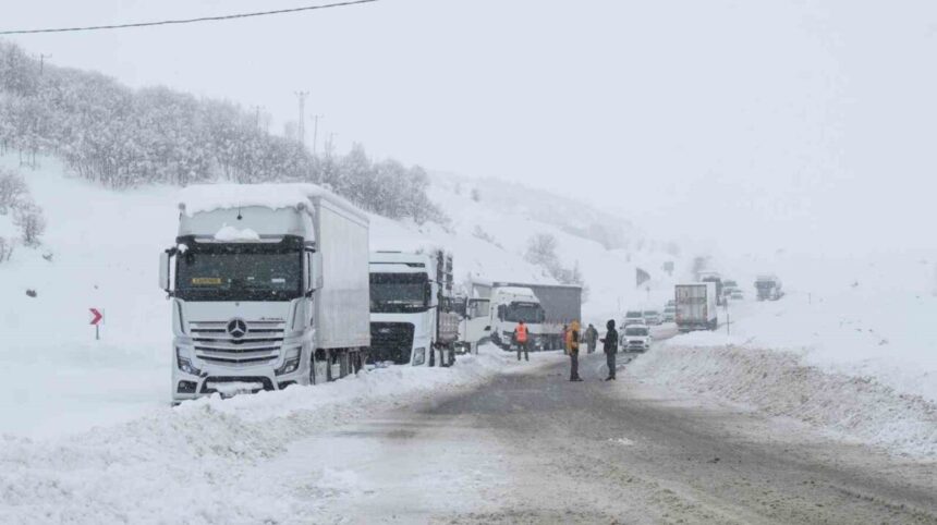 Muş-Bingöl yolunda yoğun kar nedeniyle mahsur kalan 60 araçtaki 140 kişi kurtarıldı. Muş-Bingöl yolunda yoğun kar nedeniyle mahsur kalan 60 araçtaki 140 kişi kurtarıldı.