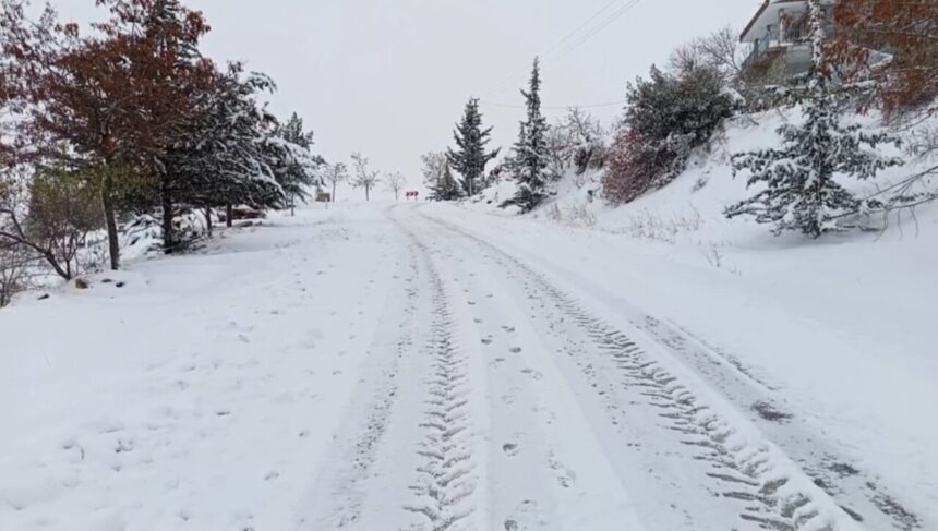 Kilis’in Musabeyli ilçesinde kar yağışı, cadde ve sokaklarda güzel manzaralar oluşturdu.