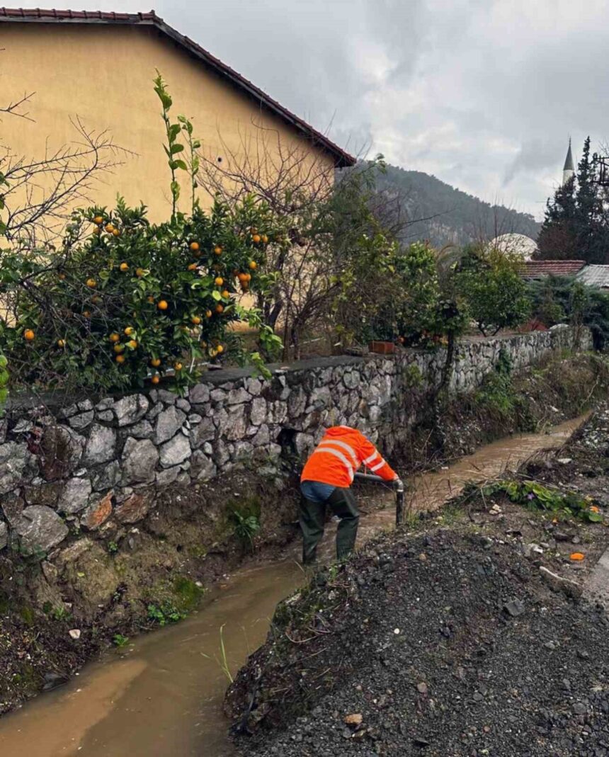 Muğla Büyükşehir Belediyesi, Meteoroloji’den gelen yağış uyarısıyla sahada aktif görev aldı. Muğla Büyükşehir Belediyesi, Meteoroloji’den gelen yağış uyarısıyla sahada aktif görev aldı.