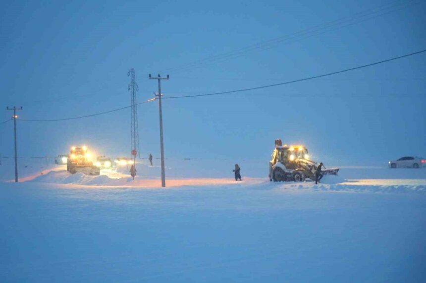Muş’ta yoğun kar yağışı sebebiyle 121 köy yolunda ulaşım kesildi. Muş’ta yoğun kar yağışı sebebiyle 121 köy yolunda ulaşım kesildi.