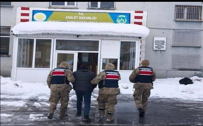 Muş’un Hasköy ilçesinde jandarma ekipleri, hakkında 4 yıl 2 ay hapis cezası bulunan bir kişiyi yakaladı. Muş’un Hasköy ilçesinde jandarma ekipleri, hakkında 4 yıl 2 ay hapis cezası bulunan bir kişiyi yakaladı.