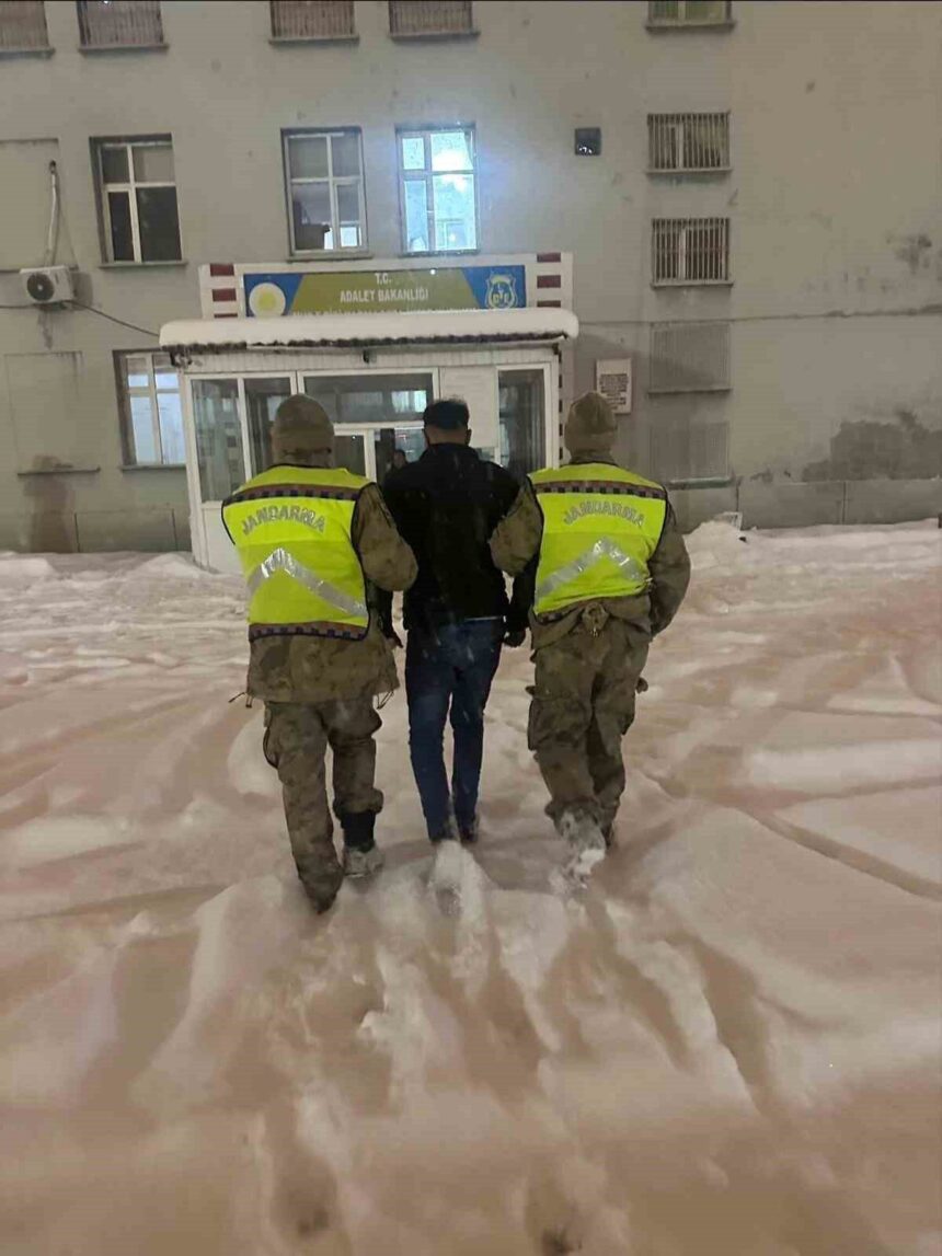 Muş’ta Jandarma, dolandırıcılık suçundan aranan kişiyi yakaladı ve cezaevine gönderdi.
