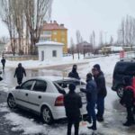 Hasköy’de Bir Binanın Çatısından Düşen Kar Kütlesi Park Halindeki Araca Zarar Verdi