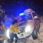 Muş’ta yoğun kar yağışı sonrası köyde ateşlenen çocuğa ulaşmak için sağlık ekipleri harekete geçti.