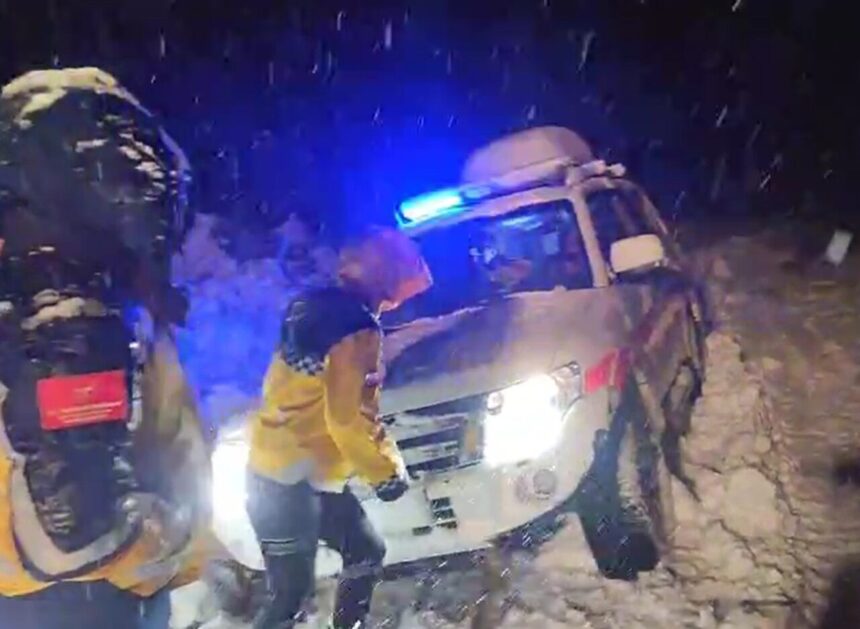 Muş’ta yoğun kar yağışı sonrası köyde ateşlenen çocuğa ulaşmak için sağlık ekipleri harekete geçti. Muş’ta yoğun kar yağışı sonrası köyde ateşlenen çocuğa ulaşmak için sağlık ekipleri harekete geçti.
