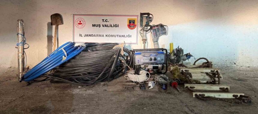 Muş’ta jandarma, kaçak kazı yapan 2 kişiyi yakaladı; çok sayıda kazı malzemesi ele geçirildi. Muş’ta jandarma, kaçak kazı yapan 2 kişiyi yakaladı; çok sayıda kazı malzemesi ele geçirildi.