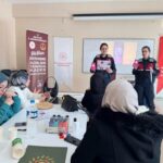 Muş’ta Jandarma, Gençlik Merkezindeki kadınlara KADES ve zorla evlilik konularında bilgilendirme yaptı.