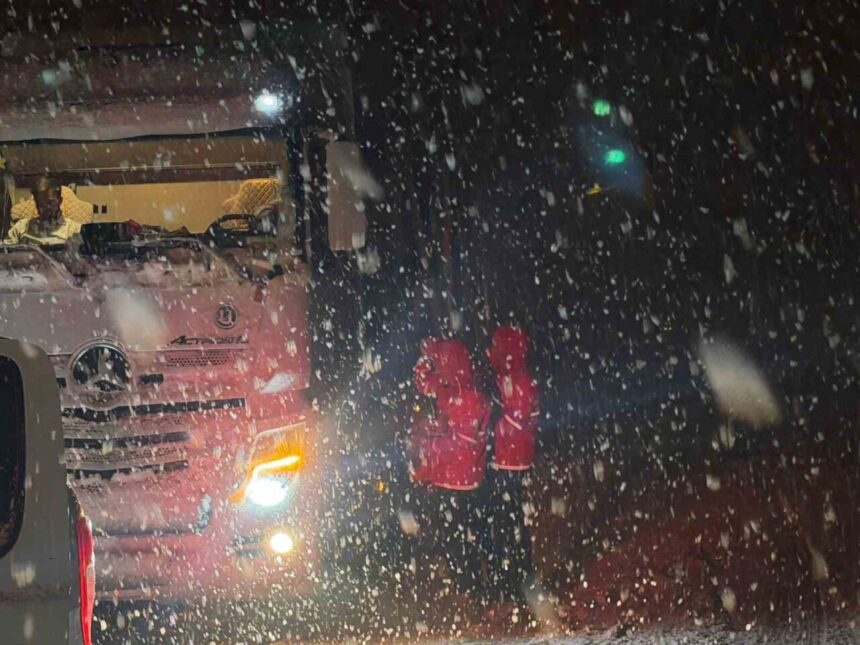 Muş’ta yoğun kar nedeniyle yolda kalan vatandaşların yardımına Kızılay ekipleri yetişti. Muş’ta yoğun kar nedeniyle yolda kalan vatandaşların yardımına Kızılay ekipleri yetişti.