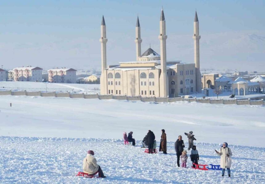 Muş’taki Güzeltepe Kayak Merkezi, kar yağışının ardından sezonu açarak ziyaretçilerini bekliyor.