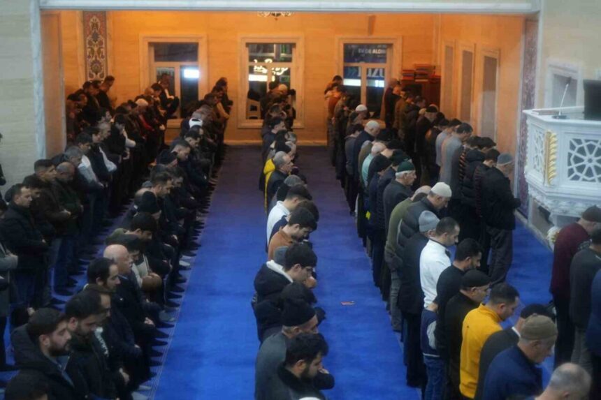 Muş’ta Miraç Kandili, camilerde dualar ve ibadetlerle coşkuyla kutlandı. Muş’ta Miraç Kandili, camilerde dualar ve ibadetlerle coşkuyla kutlandı.