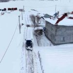 Çatbaşı köyü muhtarı Nasır Balkaya, kışın karla mücadele ederek vatandaşların ulaşımını kolaylaştırıyor.