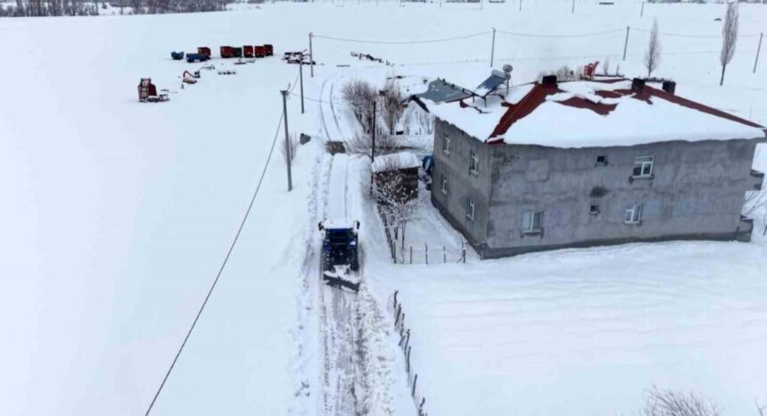 Çatbaşı köyü muhtarı Nasır Balkaya, kışın karla mücadele ederek vatandaşların ulaşımını kolaylaştırıyor. Çatbaşı köyü muhtarı Nasır Balkaya, kışın karla mücadele ederek vatandaşların ulaşımını kolaylaştırıyor.