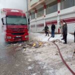 Muş’ta park halindeki bir tırın motor kısmında çıkan yangın, itfaiye ekiplerinin müdahalesiyle söndürüldü.